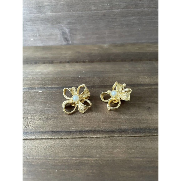 Vintage Pearl Flower Clip-On Earrings - Gold Tone Metal Faux Stone - Picture 5 of 7